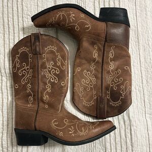 Girls size 5 embroidered boots.